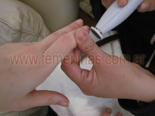 Comenzamos utilizando el Nail Care unexclusivo torno de GAMA para cuidado de manos y pies